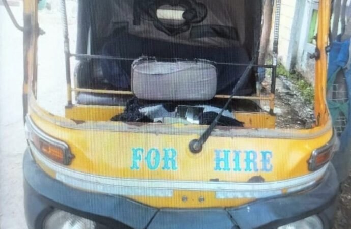 ఆటోని పట్టారు..సుట్టమోలె వదిలేశారు..