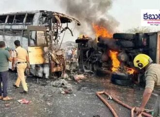 టిప్పర్‌ను ఢీకొన్న ప్రైవేట్ ట్రావెల్స్ బస్సు