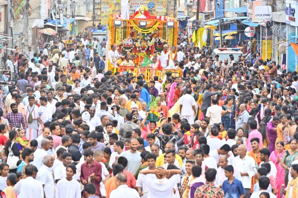 నేత్రపర్వంగా జగన్నాథ రథయాత్ర.. 2 jaggganata