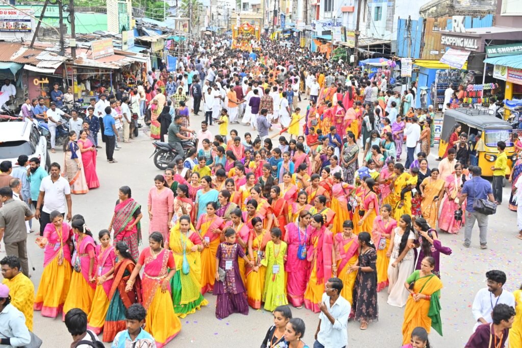 నేత్రపర్వంగా జగన్నాథ రథయాత్ర.. 1 jaggganata1